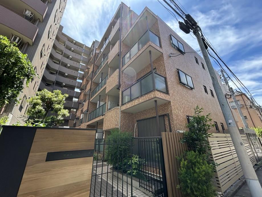 1LDK apartment in Minato Ward, Tokyo - Photo 1
