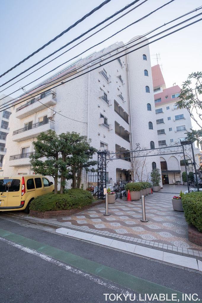 1LDK apartment in Minato Ward, Tokyo - Photo 1