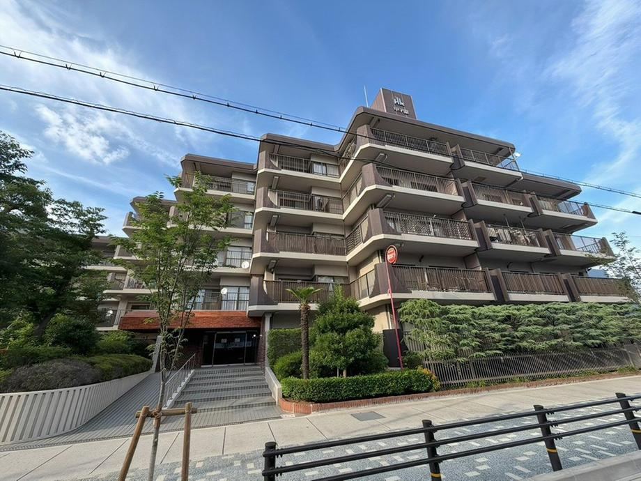 3LDK apartment in Nishinomiya, Hyogo - Photo 1