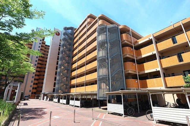 2LDK apartment in Neyagawa, Osaka - Photo 1
