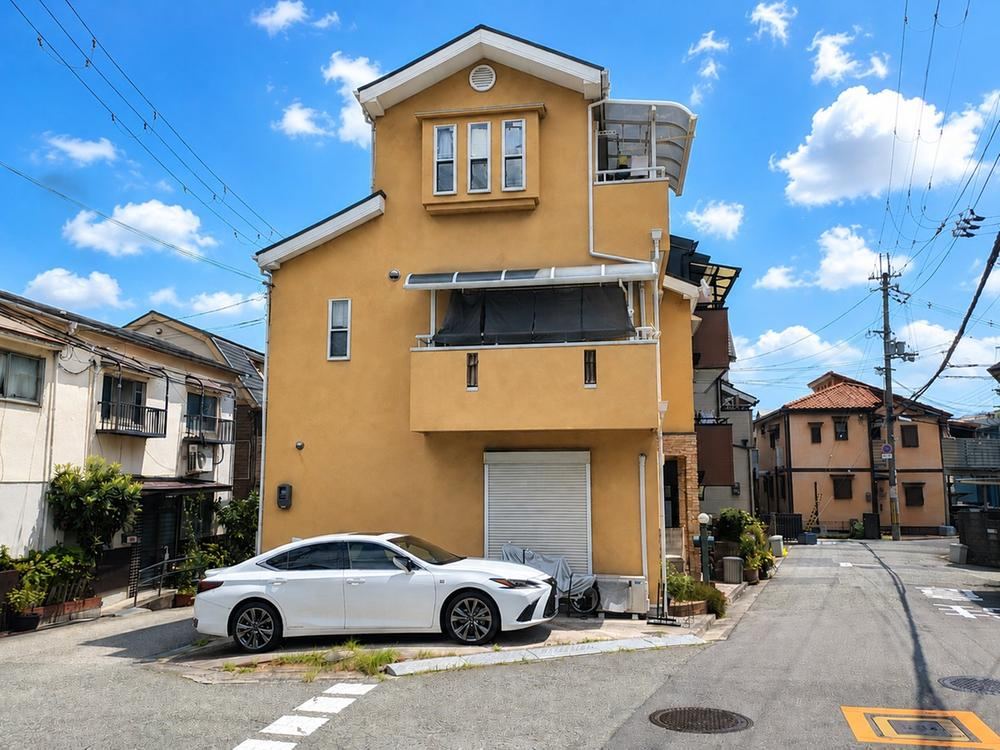 4LDK house in Suita, Osaka - Photo 1