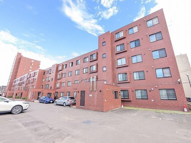 4LDK apartment in Chuo Ward, Sapporo, Hokkaido - Photo 1