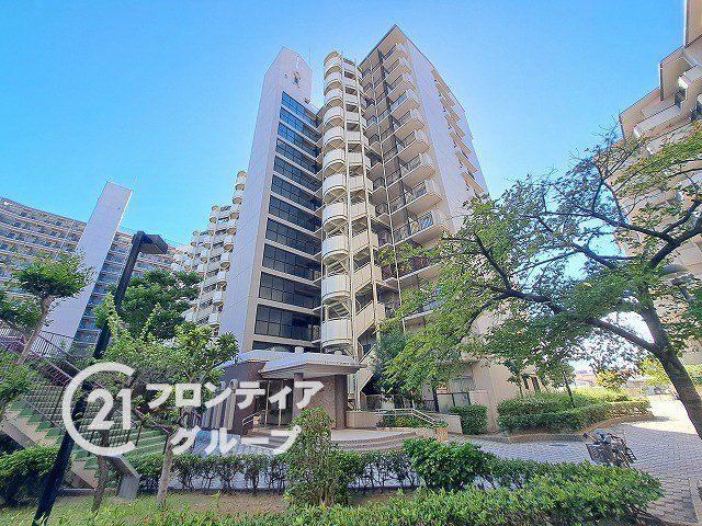 2LDK apartment in Higashiosaka, Osaka - Photo 1