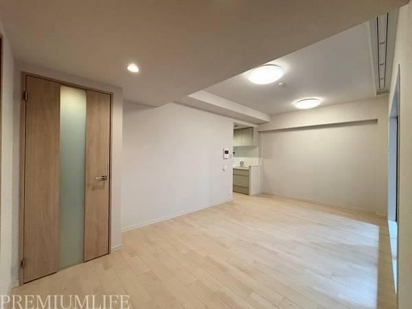 2LDK+S apartment in Chuo Ward, Tokyo - Photo 1