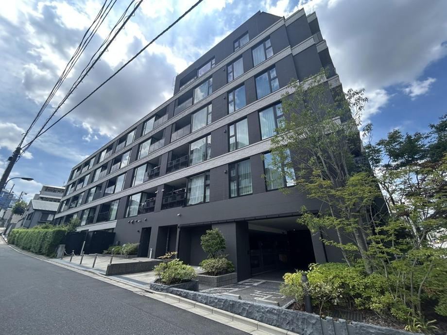 2LDK apartment in Shinjuku Ward, Tokyo - Photo 1