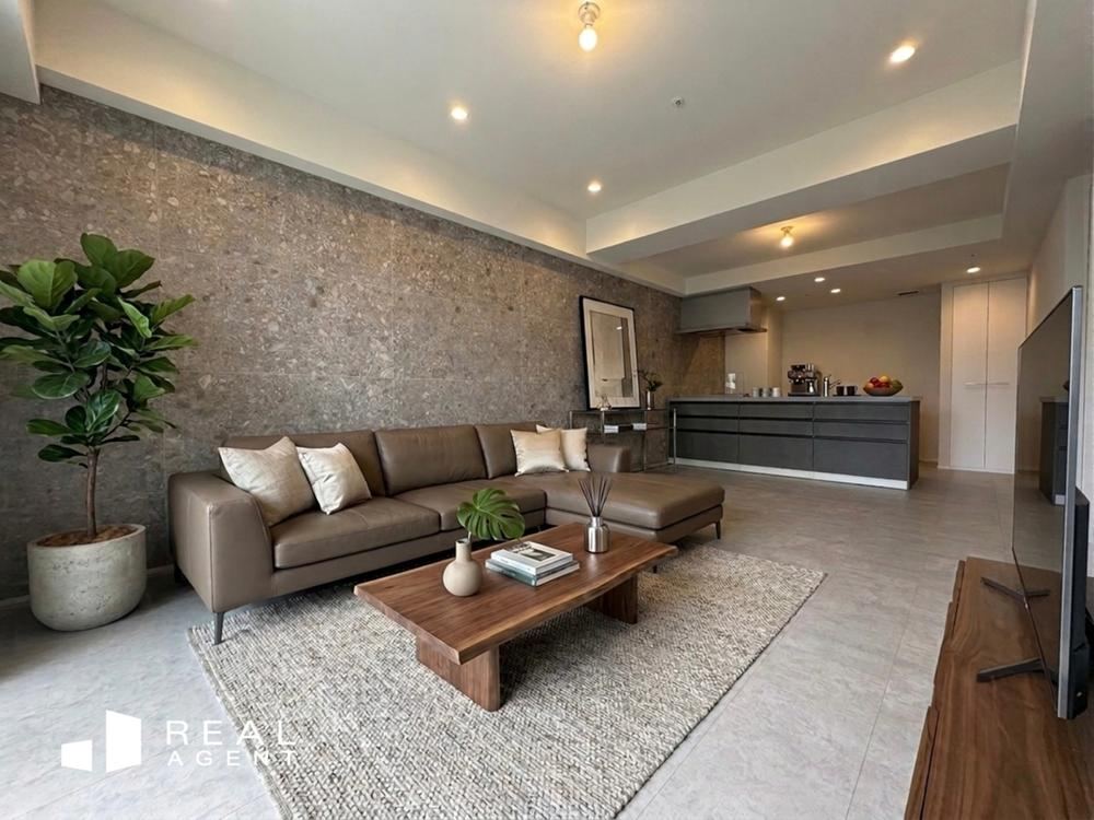 2LDK apartment in Minato Ward, Tokyo - Photo 1