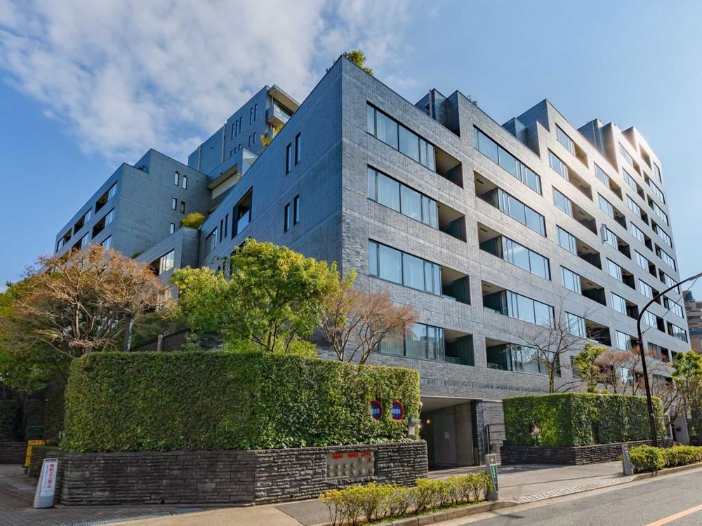 2LDK apartment in Minato Ward, Tokyo - Photo 1