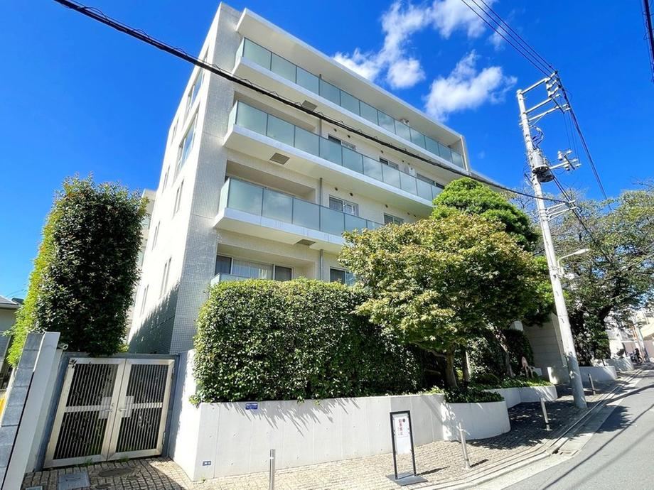 3LDK apartment in Shibuya Ward, Tokyo - Photo 1