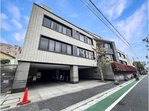 2LDK apartment in Shinjuku Ward, Tokyo - Photo 1