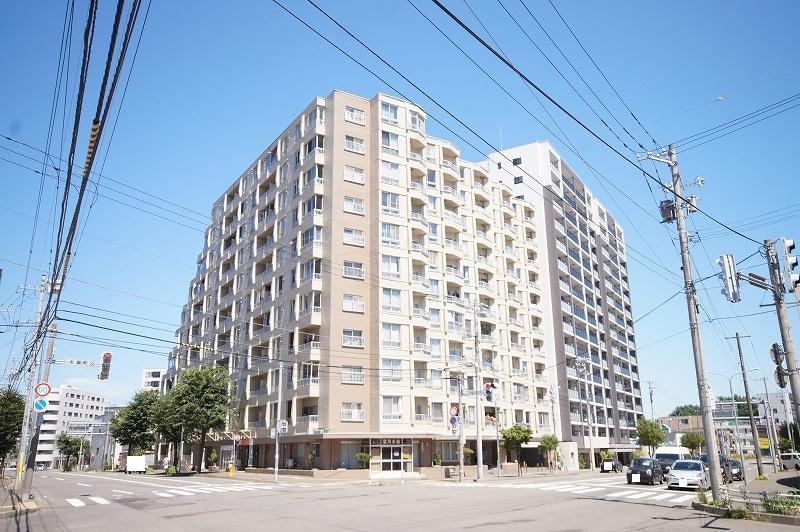 2LDK+S apartment in Toyohira Ward, Sapporo, Hokkaido - Photo 1