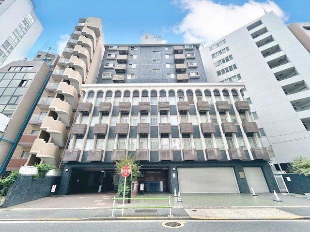 2LDK apartment in Minato Ward, Tokyo - Photo 1