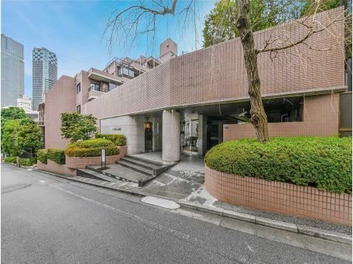 2LDK apartment in Minato Ward, Tokyo - Photo 1