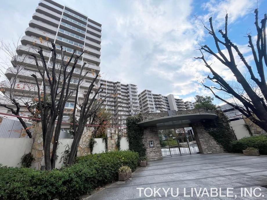 4LDK apartment in Tsurumi Ward, Osaka - Photo 1