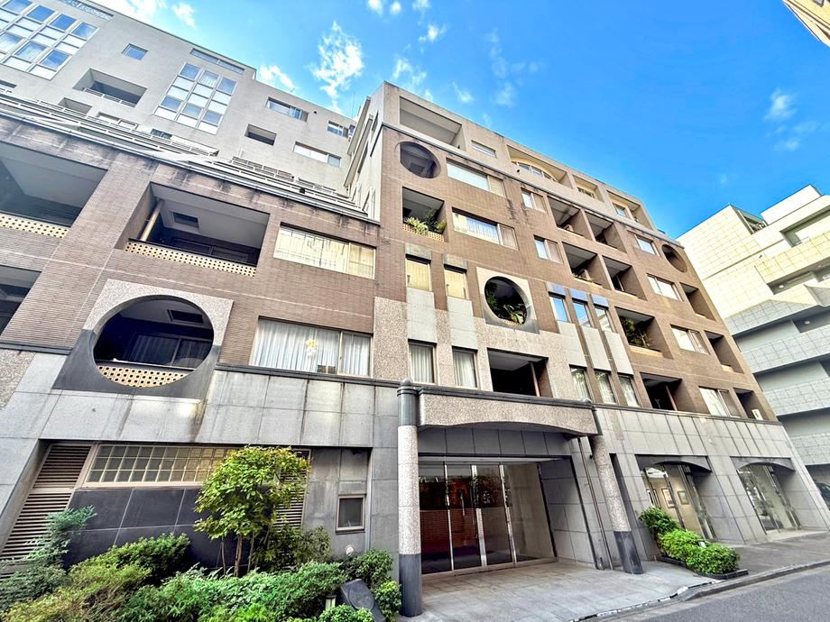 4LDK apartment in Chiyoda Ward, Tokyo - Photo 1