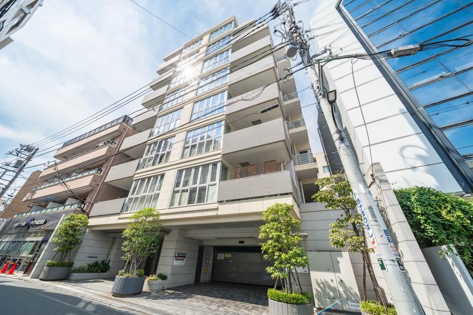 1LDK apartment in Shinjuku Ward, Tokyo - Photo 1
