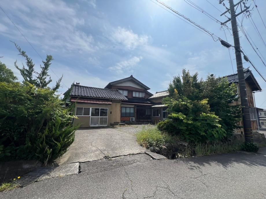 638 m² land in Kanazawa, Ishikawa - Photo 1