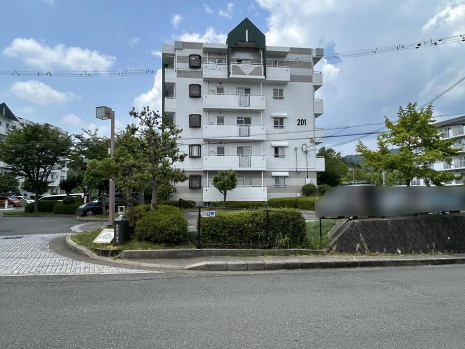 5LDK apartment in Takatsuki, Osaka - Photo 1