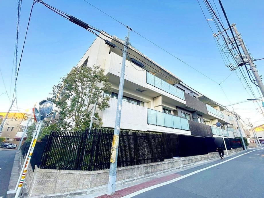 2LDK+S apartment in Toshima Ward, Tokyo - Photo 1