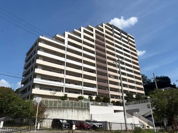 2LDK apartment in Hirakata, Osaka - Photo 1