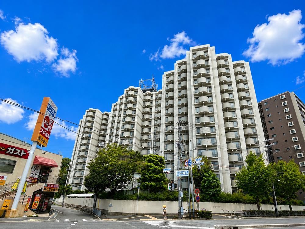 3LDK apartment in Suita, Osaka - Photo 1