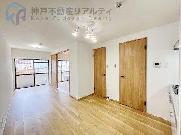 2LDK apartment in Chuo Ward, Kobe, Hyogo - Photo 1