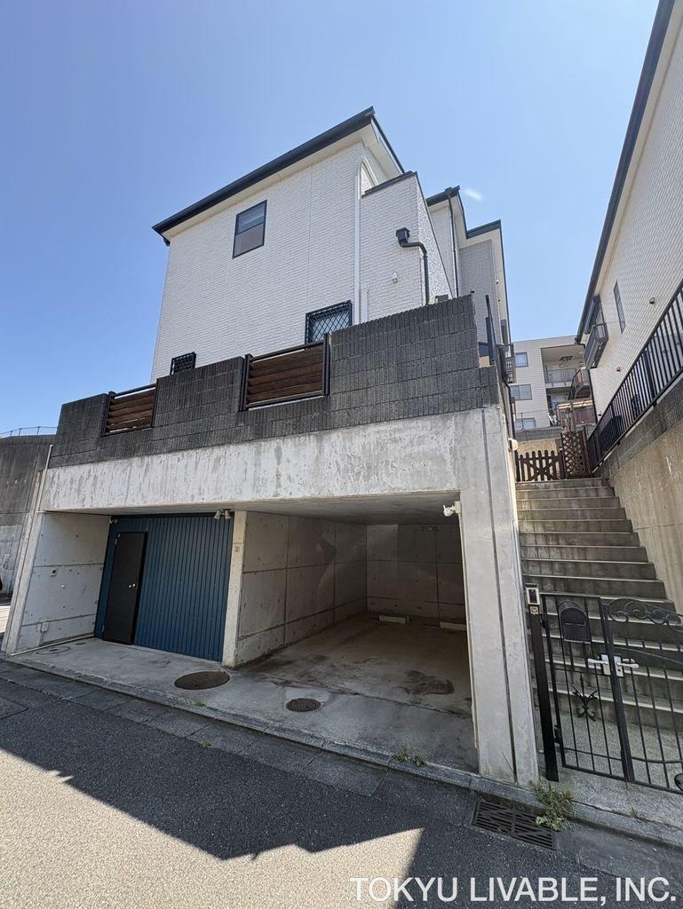 4LDK house in Konan Ward, Yokohama, Kanagawa - Photo 1