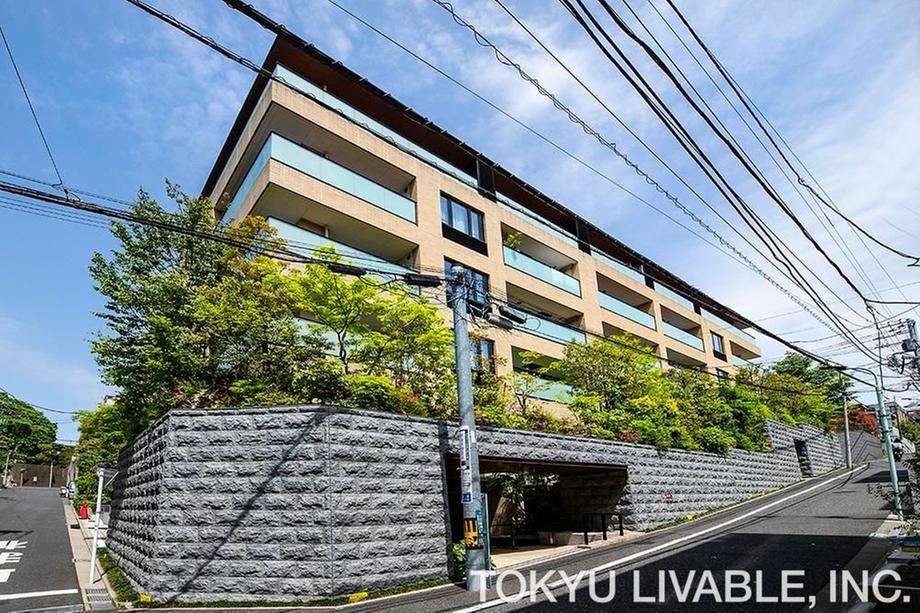 3LDK apartment in Minato Ward, Tokyo - Photo 1