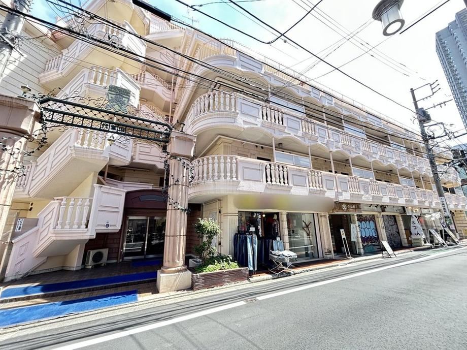 1LDK apartment in Shibuya Ward, Tokyo - Photo 1