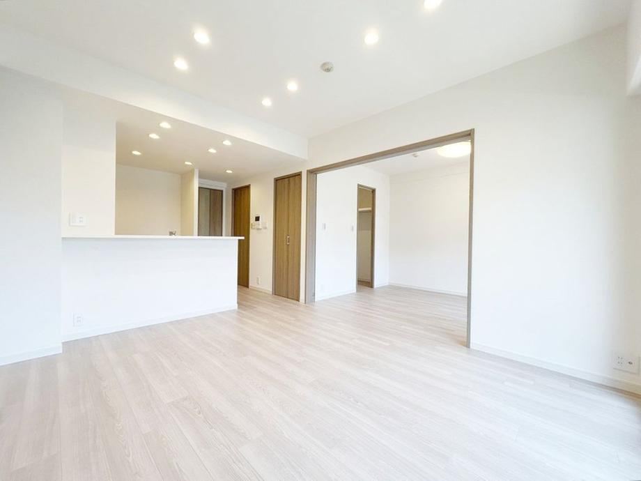 2LDK+S apartment in Minato Ward, Tokyo - Photo 1