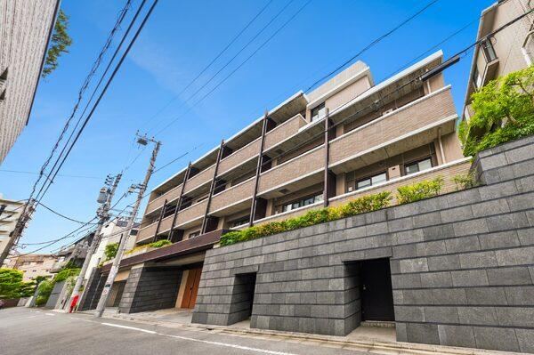 2LDK apartment in Meguro Ward, Tokyo - Photo 1
