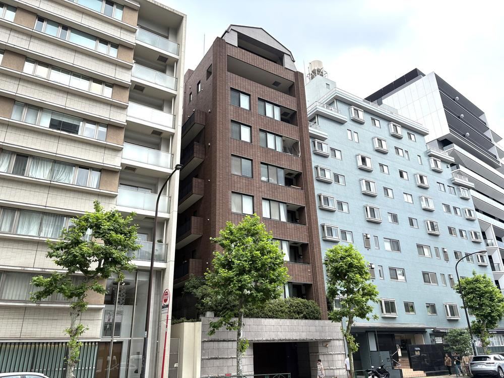 2LDK apartment in Minato Ward, Tokyo - Photo 1