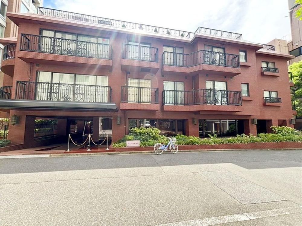 2LDK apartment in Bunkyo Ward, Tokyo - Photo 1