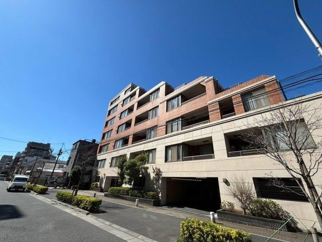 3LDK apartment in Shinagawa Ward, Tokyo - Photo 1