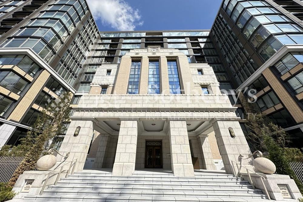 3LDK apartment in Minato Ward, Tokyo - Photo 1