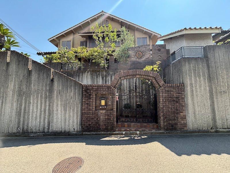 7LDK house in Suita, Osaka - Photo 1