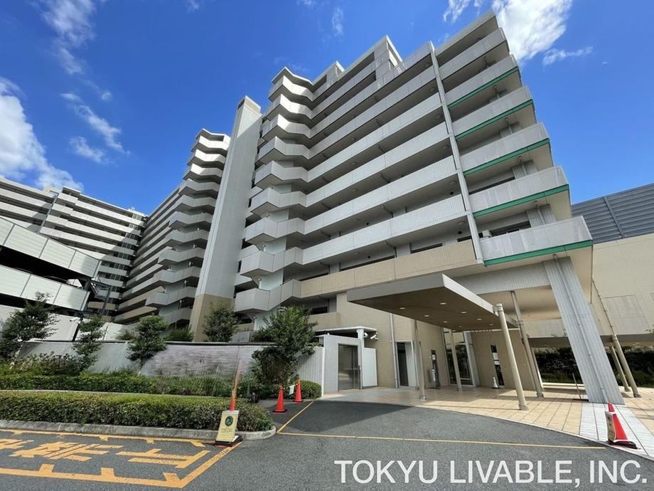 3LDK apartment in Higashiosaka, Osaka - Photo 1