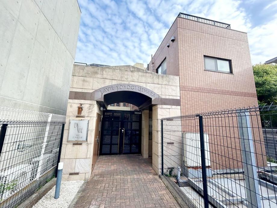 3LDK apartment in Shibuya Ward, Tokyo - Photo 1