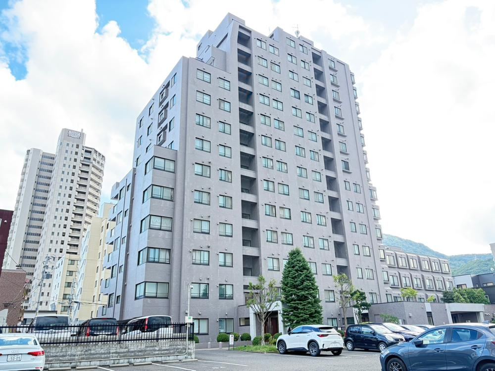 4LDK apartment in Chuo Ward, Sapporo, Hokkaido - Photo 1