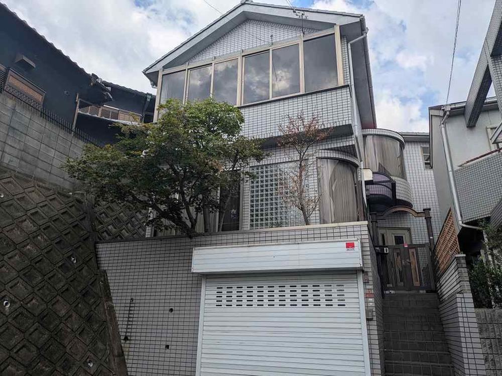 6LDK house in Hirakata, Osaka - Photo 1