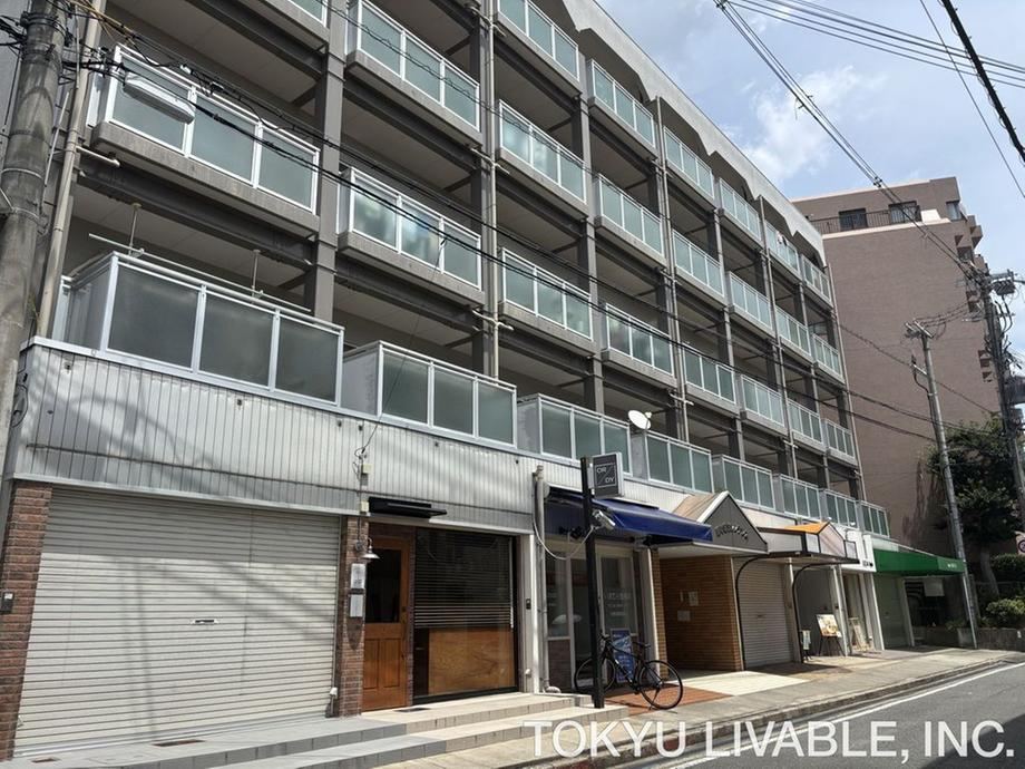 2DK apartment in Toyonaka, Osaka - Photo 1