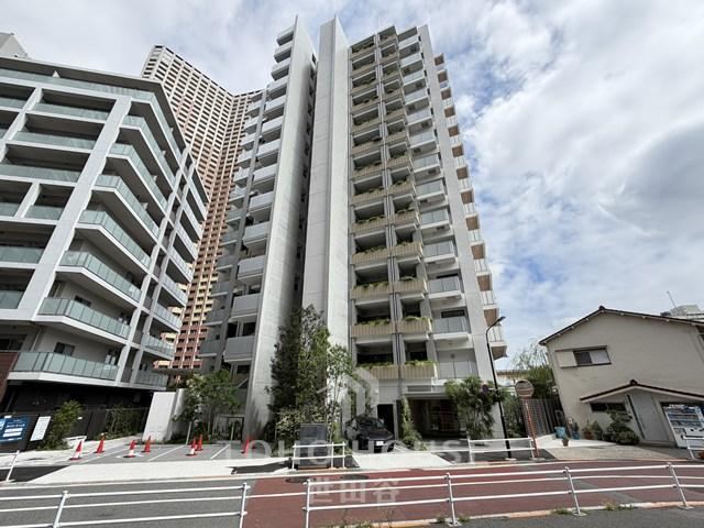 2LDK apartment in Minato Ward, Tokyo - Photo 1