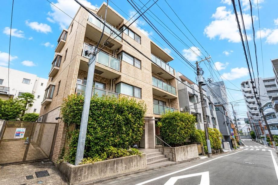 1LDK apartment in Shibuya Ward, Tokyo - Photo 1