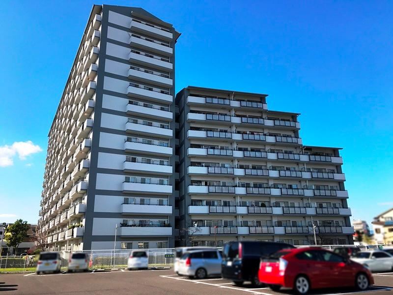 2LDK+S apartment in Neyagawa, Osaka - Photo 1