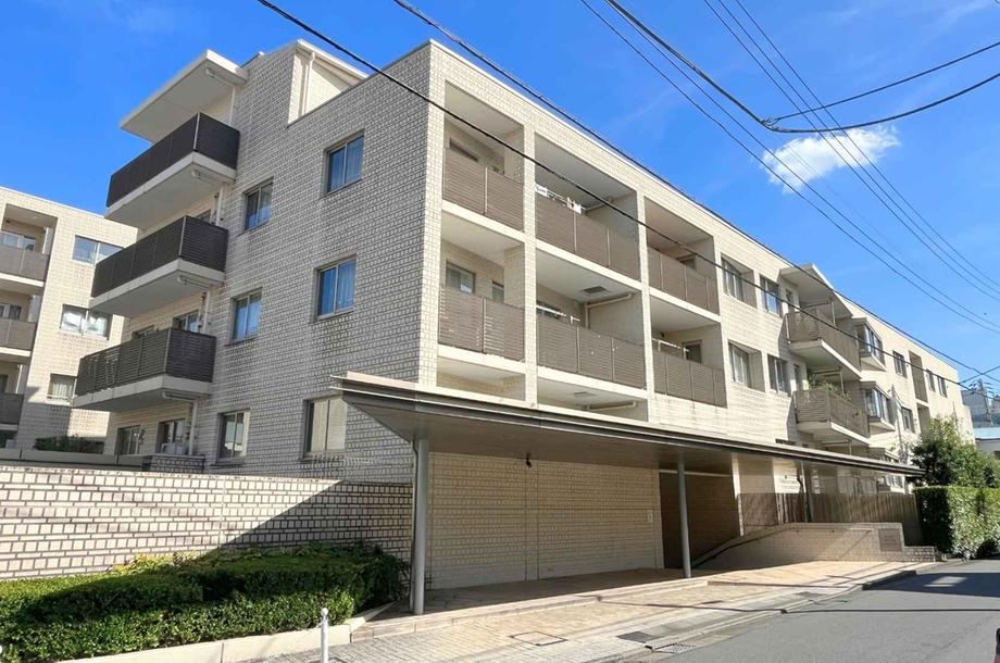3LDK apartment in Shinjuku Ward, Tokyo - Photo 1