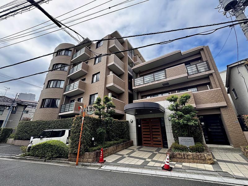 3LDK apartment in Shibuya Ward, Tokyo - Photo 1