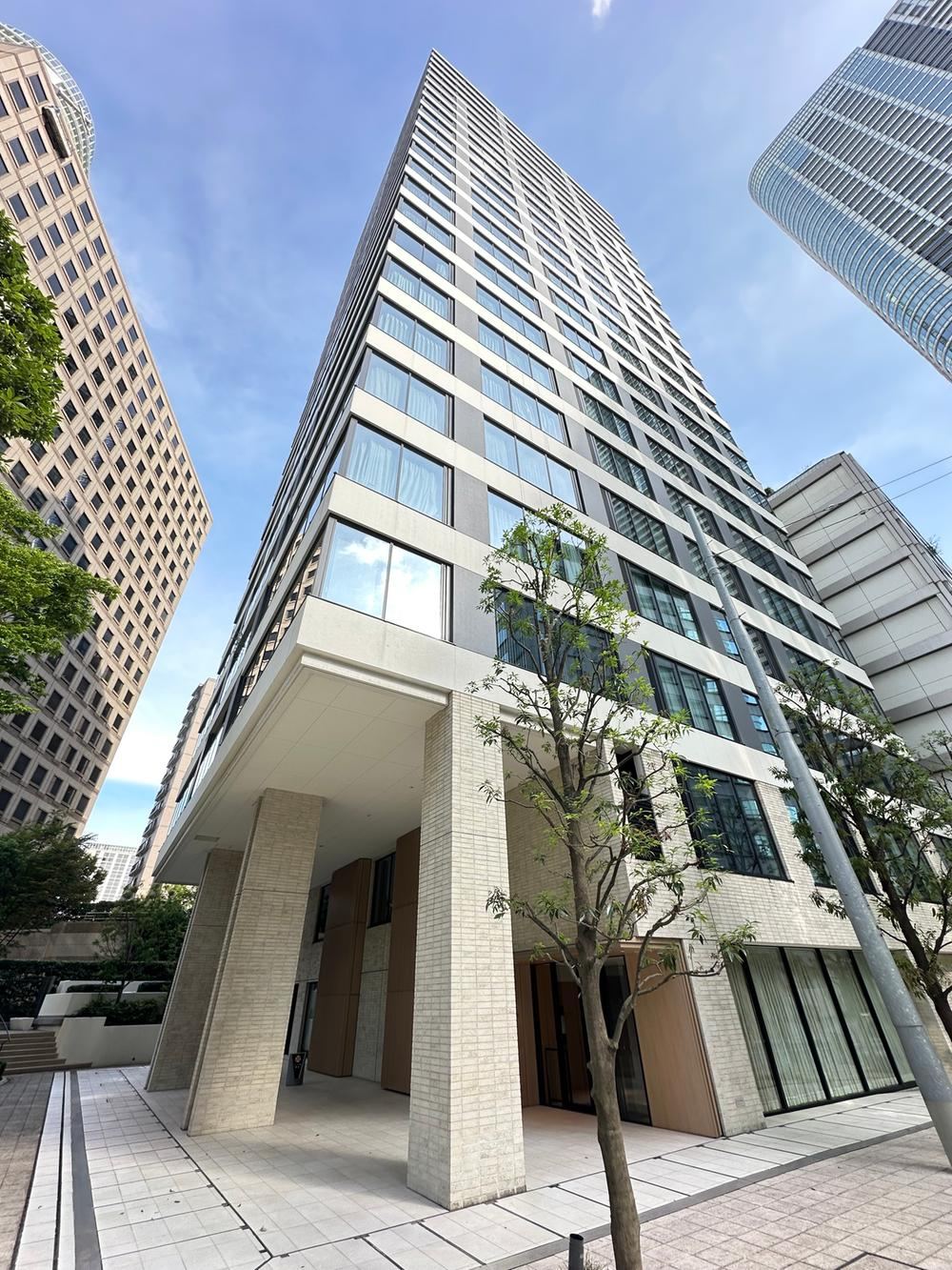 2LDK+S apartment in Minato Ward, Tokyo - Photo 1