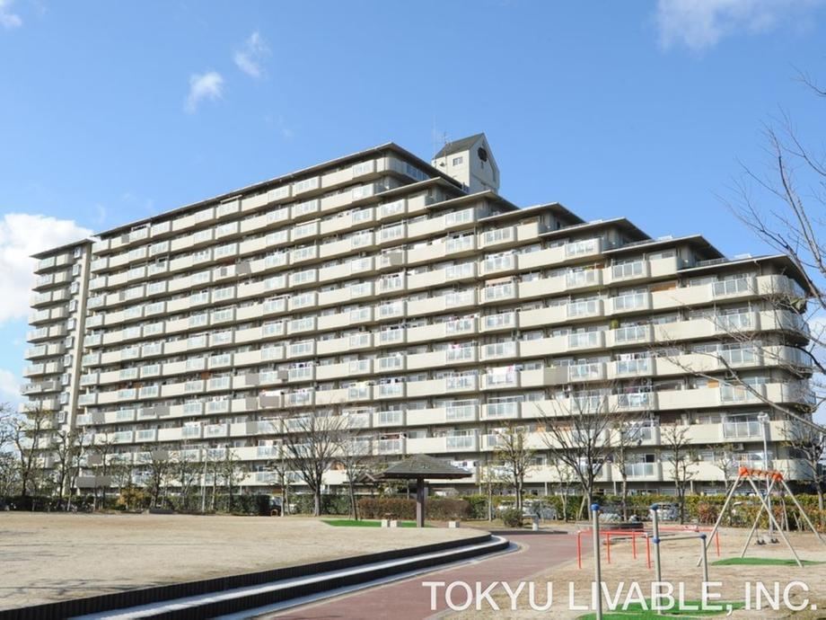 4LDK apartment in Takatsuki, Osaka - Photo 1