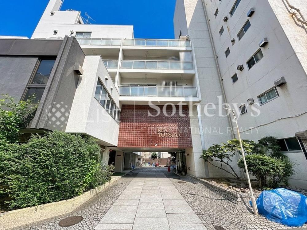 2LDK apartment in Shinjuku Ward, Tokyo - Photo 1