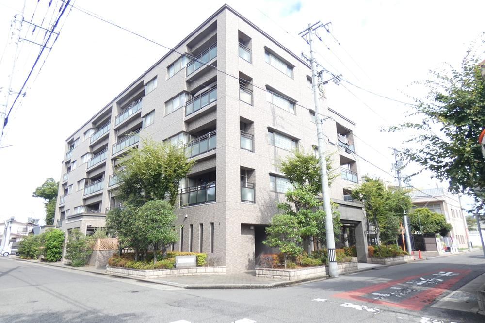 4LDK apartment in Takamatsu, Kagawa - Photo 1