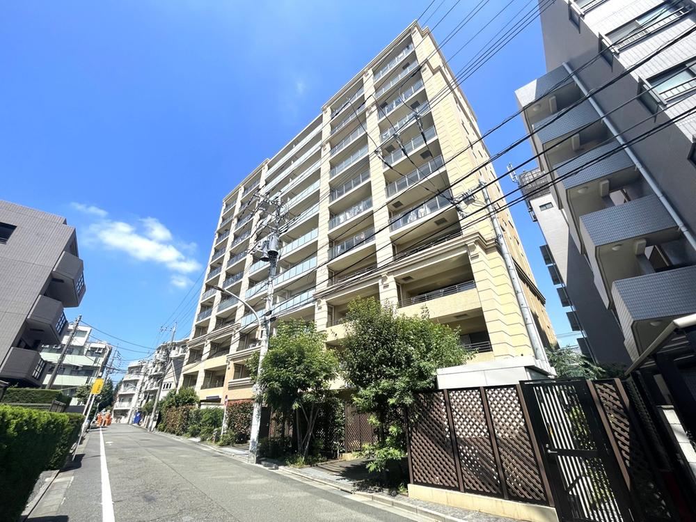 3LDK apartment in Fuchu, Tokyo - Photo 1